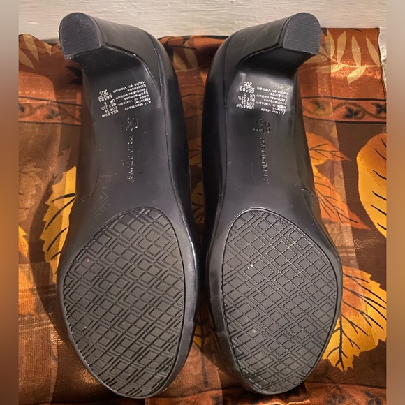 Predictions Black Heels w/Bow - Picture 2 of 3